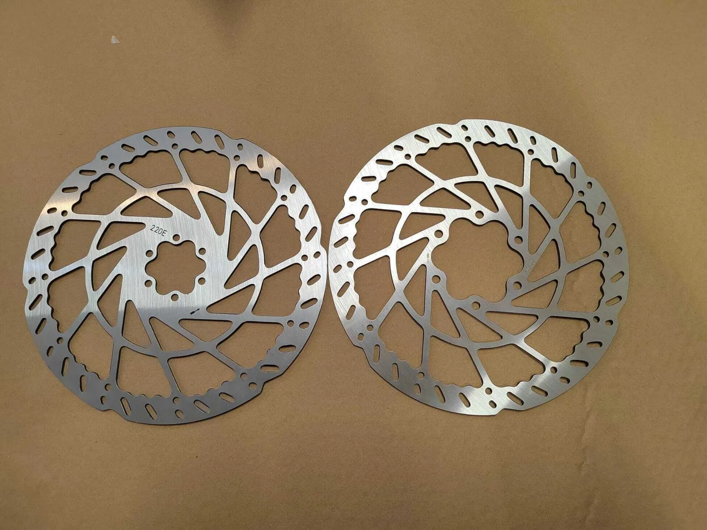 Přední brzdový kotouč 220mm Talaria Sting