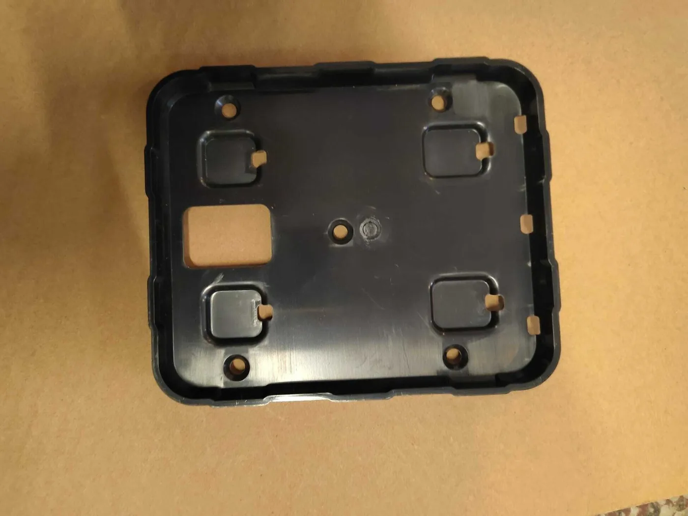 plast pod baterii Talaria Sting